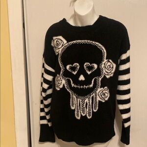 Forever sweater color black and white size S